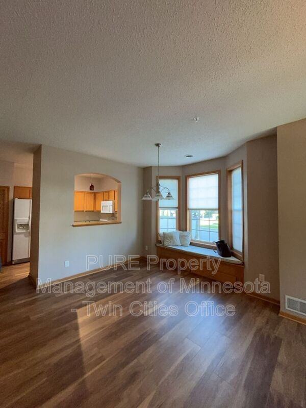 1033 Traditions Ct - Photo 3 of 15