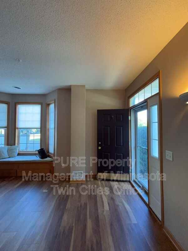 1033 Traditions Ct - Photo 4 of 15