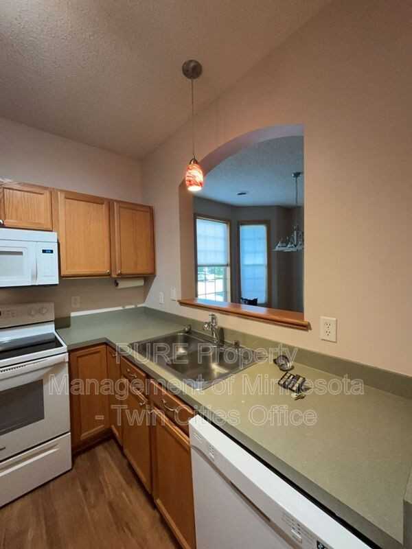 1033 Traditions Ct - Photo 5 of 15