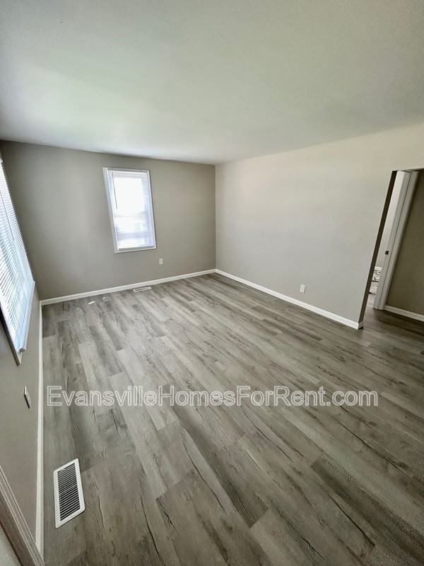 1103 E Water St - Photo 3 of 9