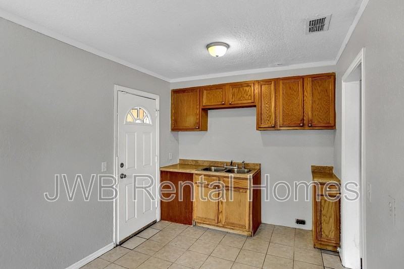 3803 Gladys St - Photo 2 of 12