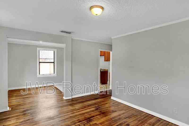 3803 Gladys St - Photo 4 of 12