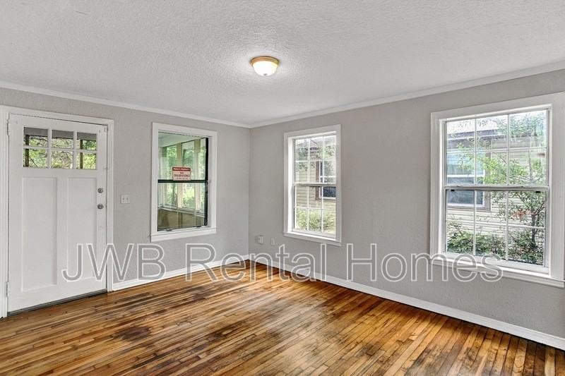 3803 Gladys St - Photo 5 of 12