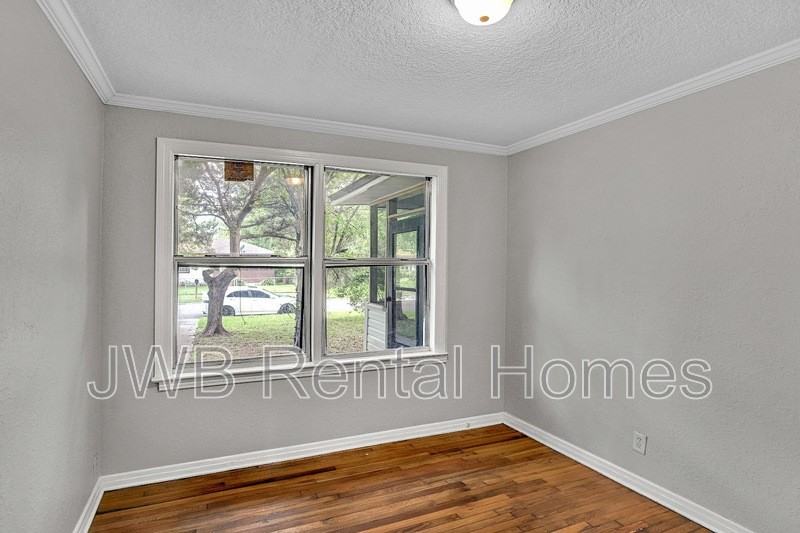 3803 Gladys St - Photo 6 of 12