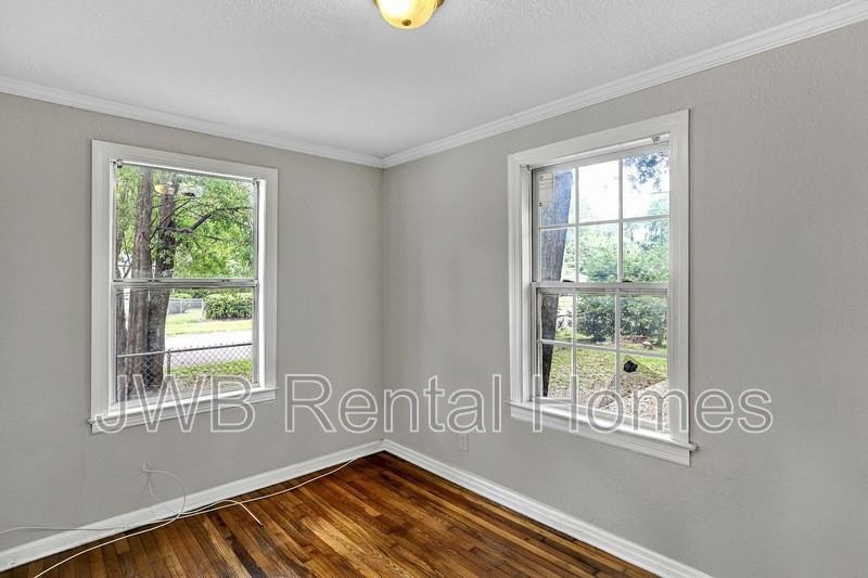 3803 Gladys St - Photo 7 of 12