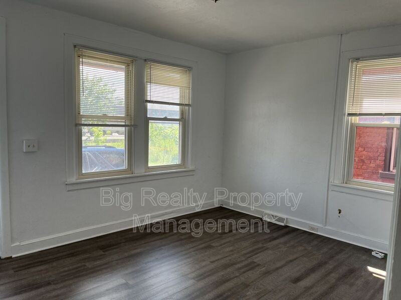 119 E Scull St - Photo 2 of 25