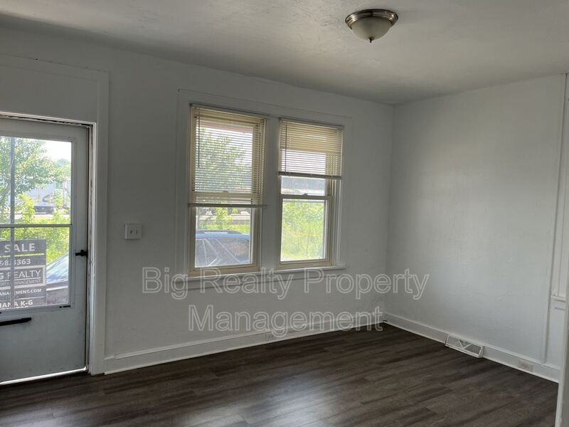119 E Scull St - Photo 3 of 25