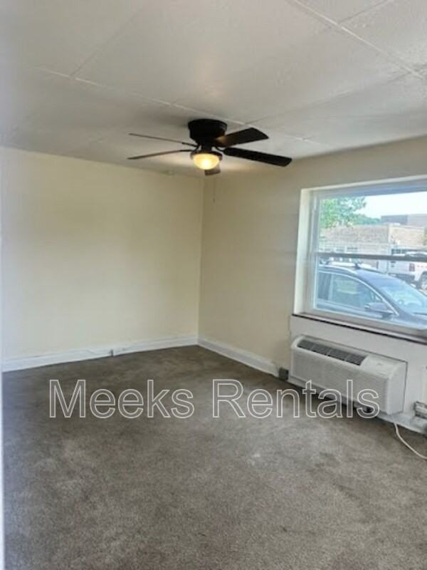 405 29th St W #B - Photo 2 of 6