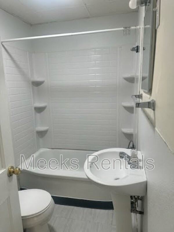 405 29th St W #B - Photo 3 of 6