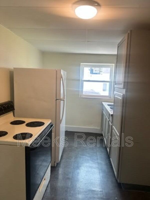 405 29th St W #B - Photo 4 of 6