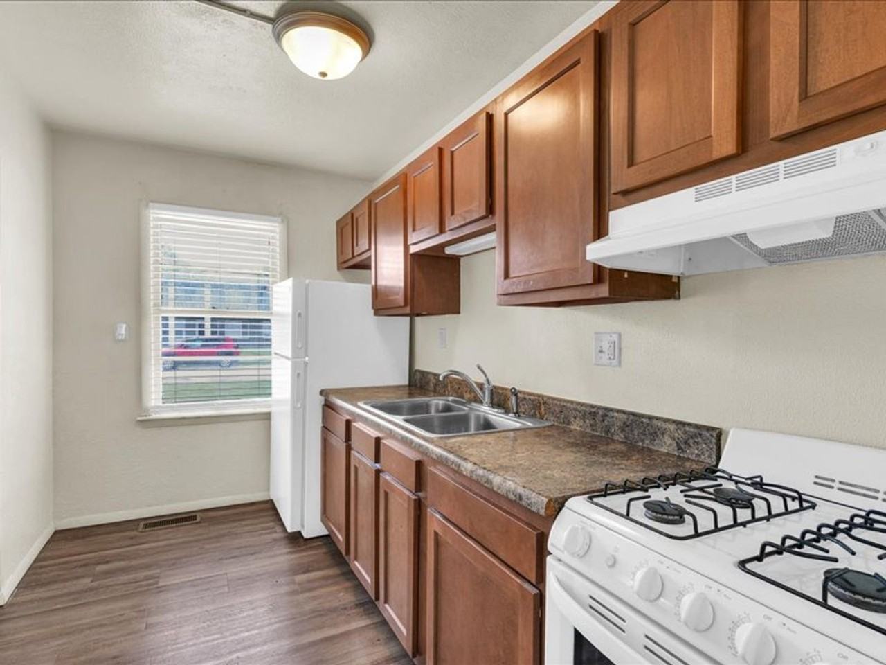 2214 Peirce St - Photo 2 of 12