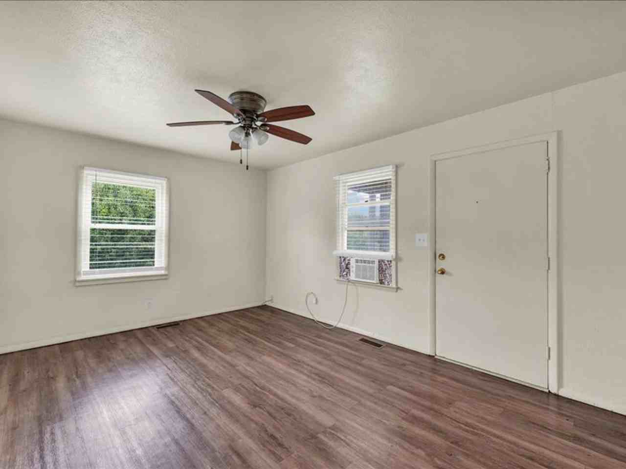 2213 Peirce Ave - Photo 4 of 12