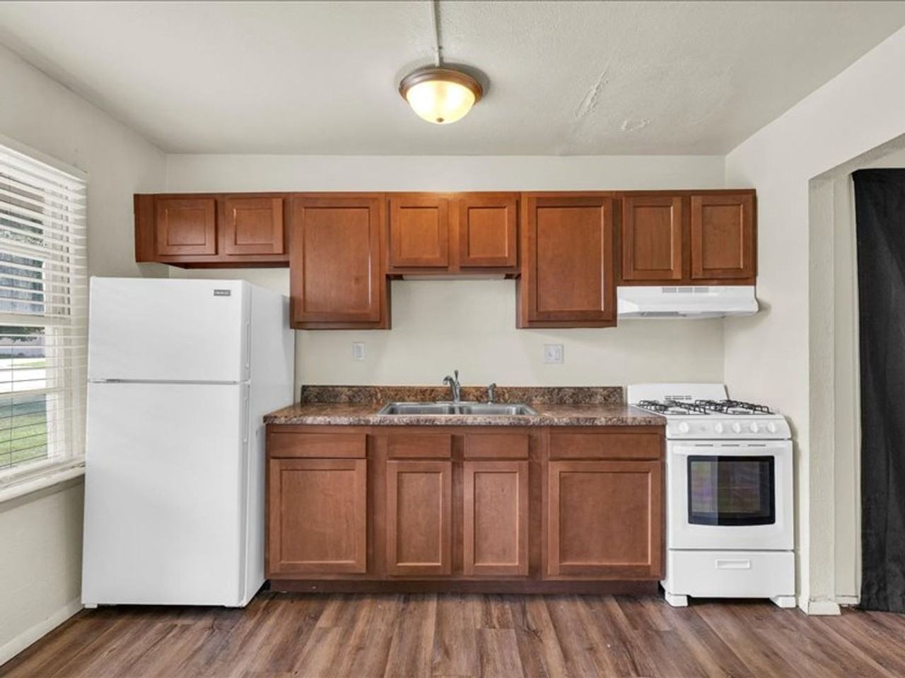 2213 Peirce Ave - Photo 7 of 12