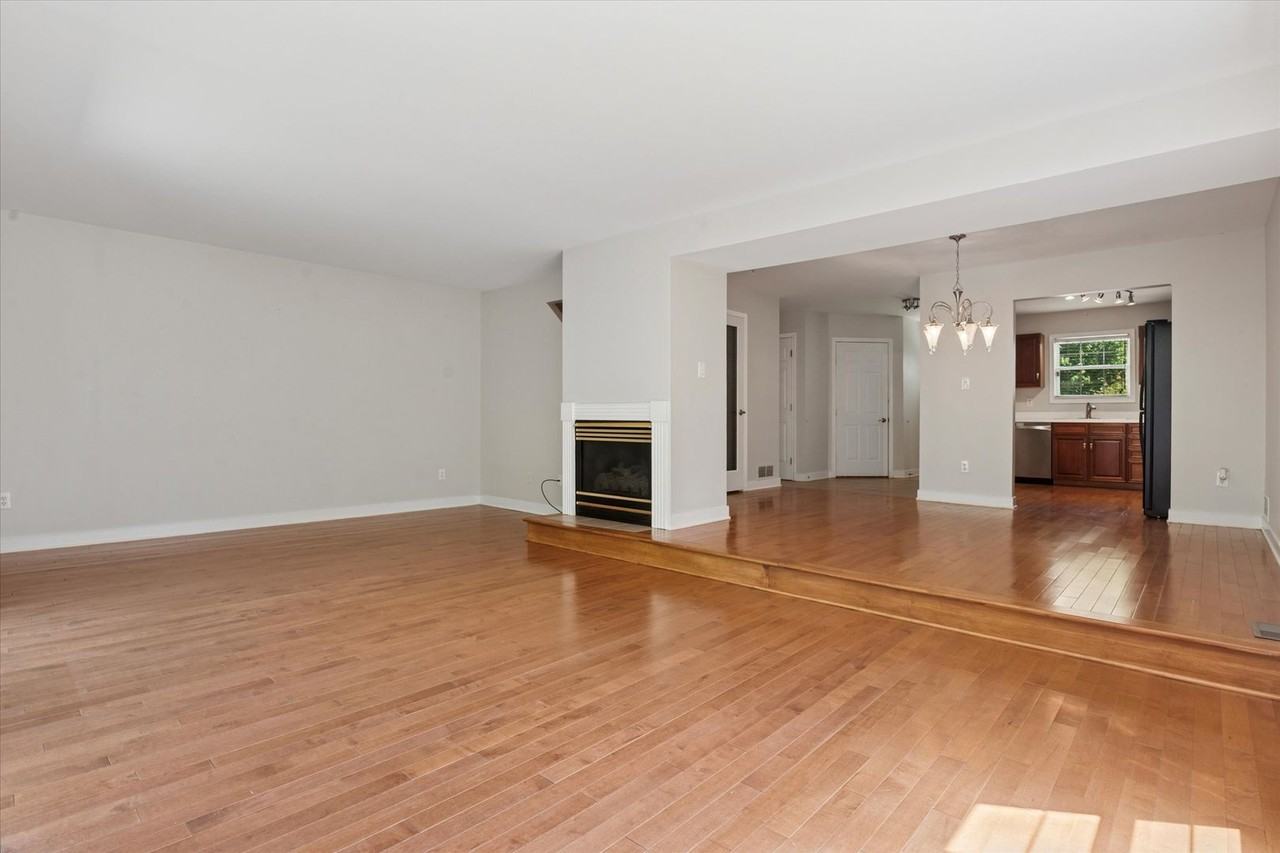 24 Addicks Ct - Photo 3 of 18