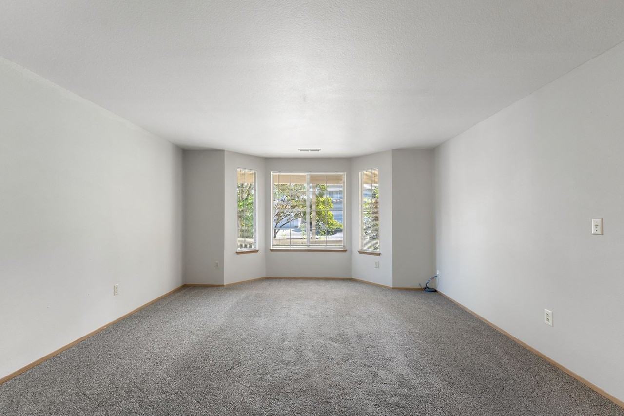 4410 Ne 152nd Ave - Photo 2 of 16