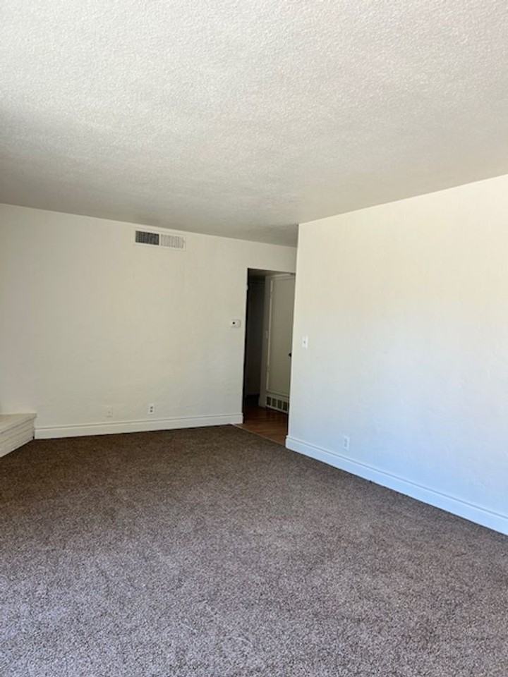 4436 N Van Dyke Ave - Photo 4 of 24