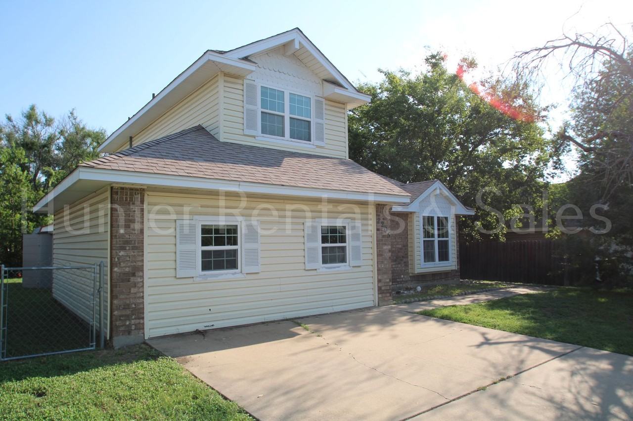 2205 Armadillo Dr - Photo 2 of 31