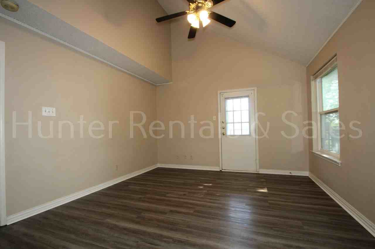 2205 Armadillo Dr - Photo 4 of 31