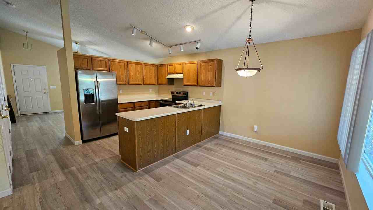 1910 Fountain Court - Photo 2 of 16