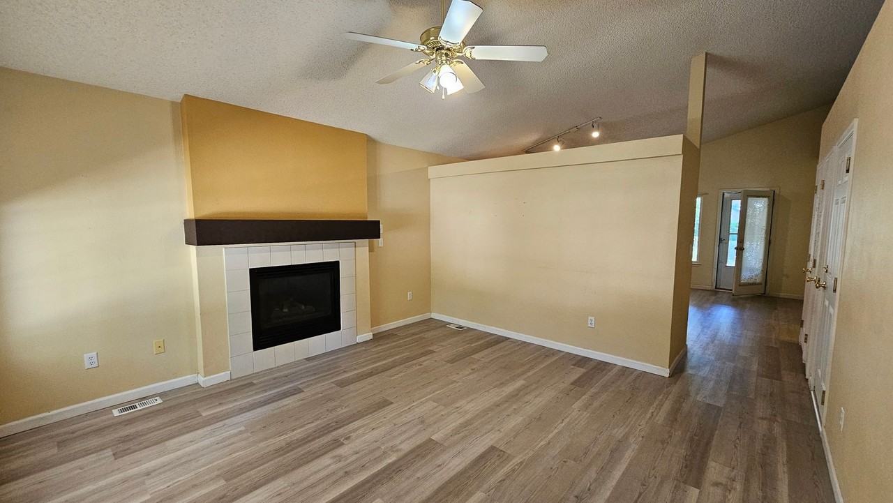 1910 Fountain Court - Photo 5 of 16