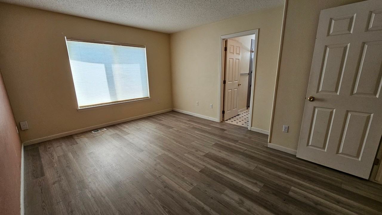 1910 Fountain Court - Photo 6 of 16