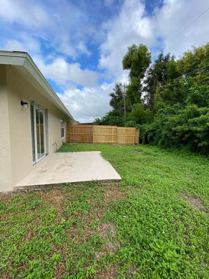 17479 Ellie Dr - Photo 2 of 8