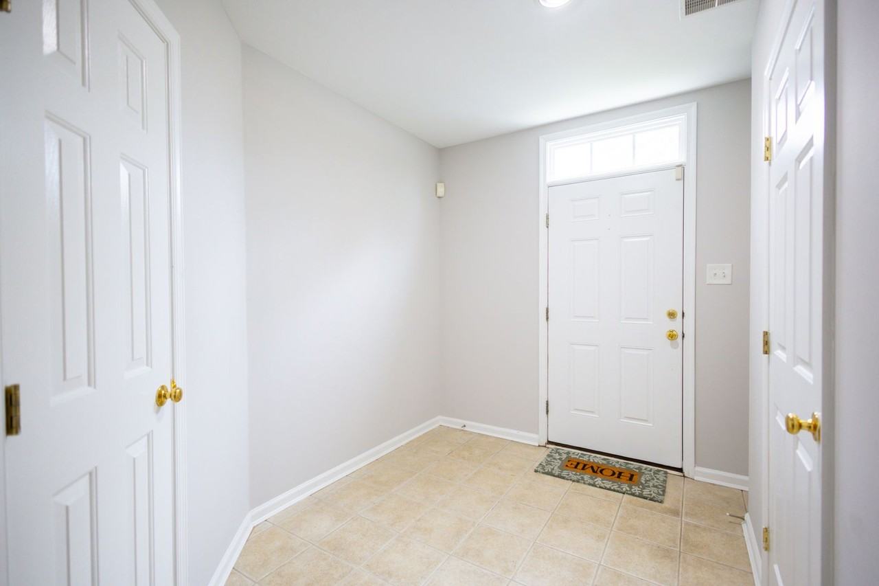 10677 Hillingdon Rd - Photo 2 of 35