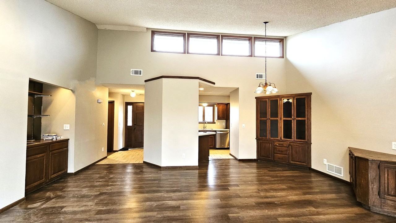 3029 N Longfellow Ct - Photo 3 of 13