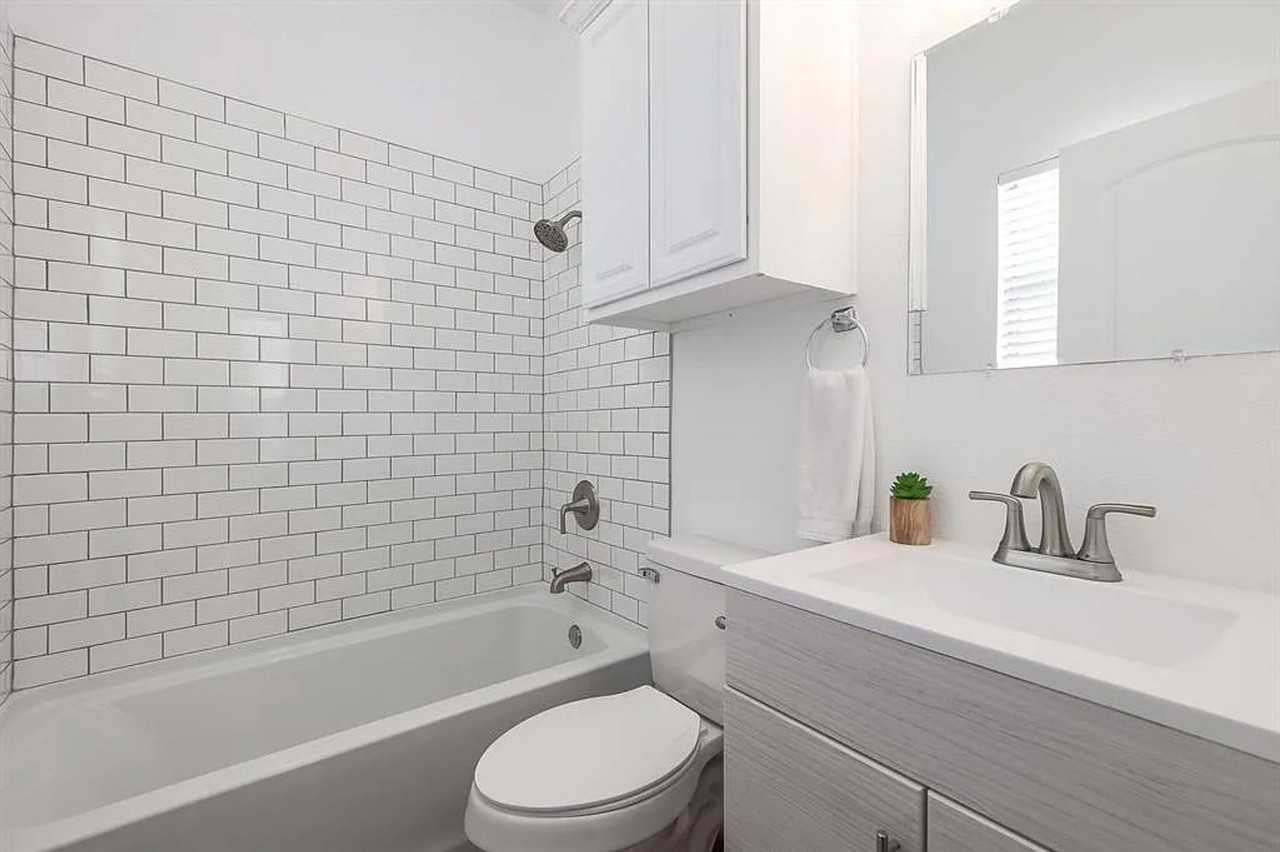 5302 Avenue H #A - Photo 6 of 7