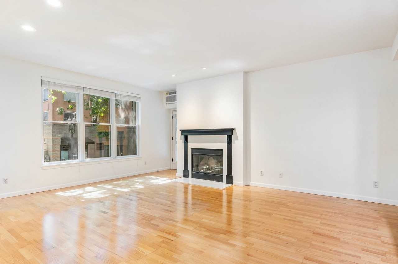 205 S Montgomery St #202 - Photo 4 of 36