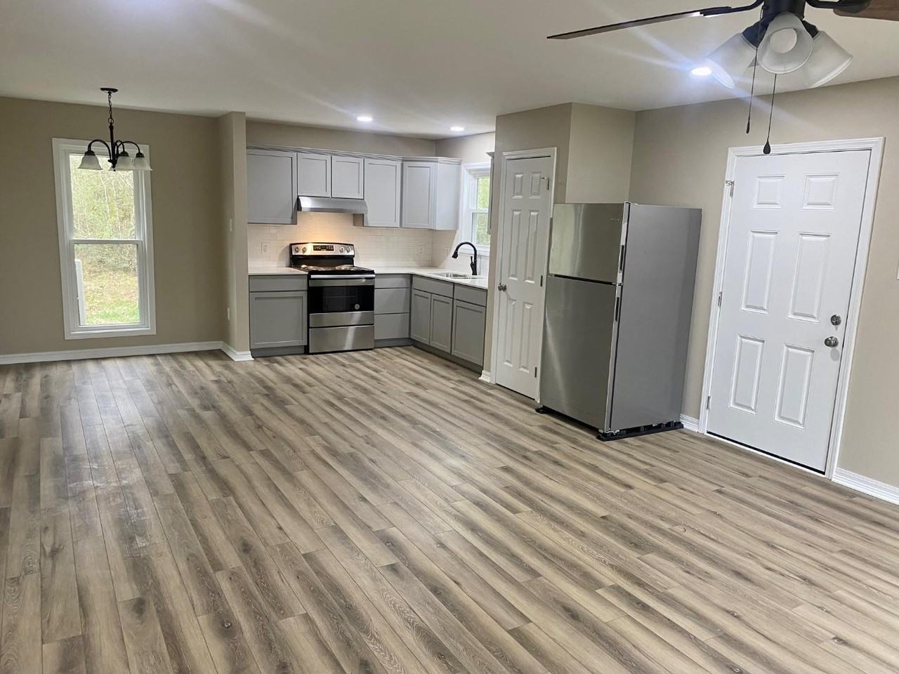 25082 D Hutchinson Rd - Photo 3 of 8