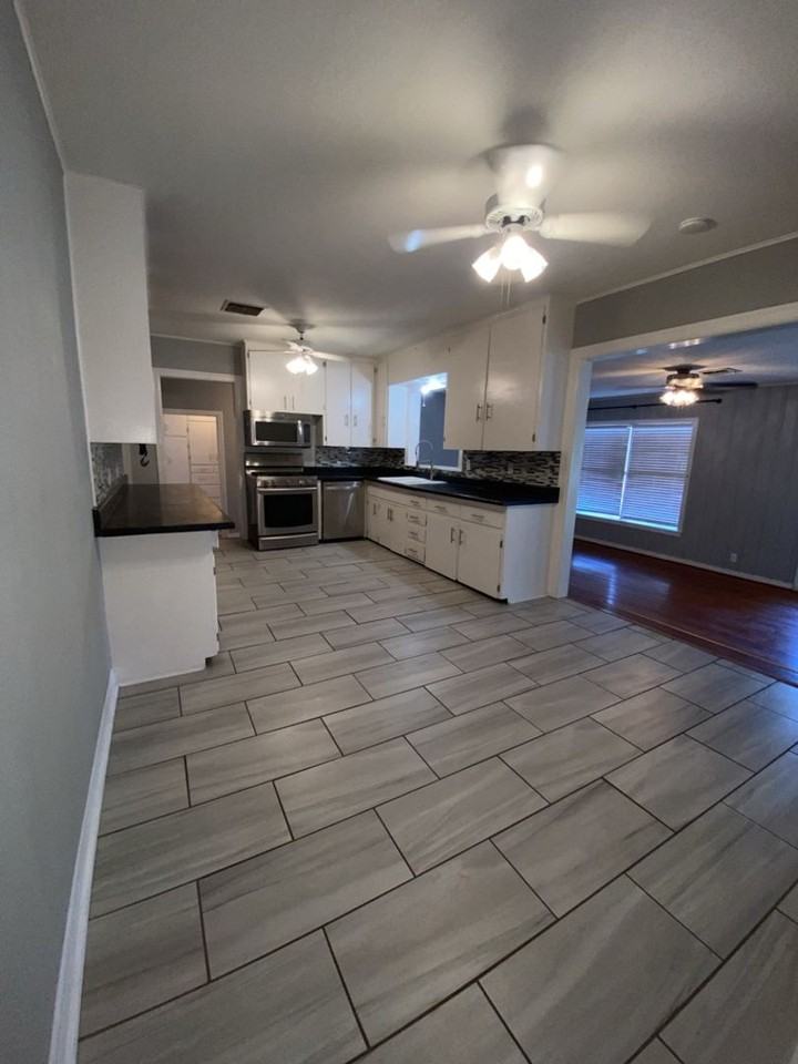 2216 Live Oak St - Photo 4 of 11