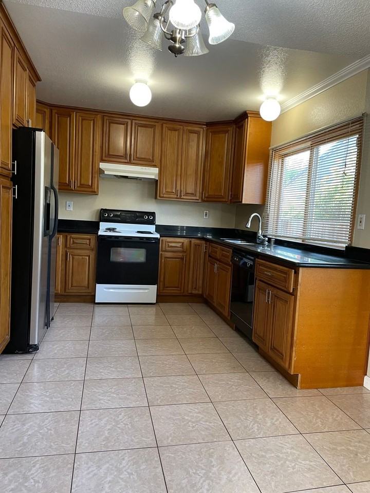296 Kansas Way - Photo 3 of 13
