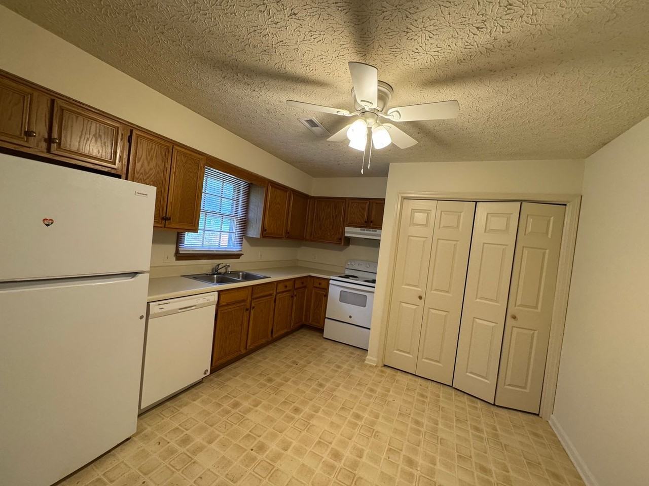 915 Grand Arbre Dr - Photo 3 of 8