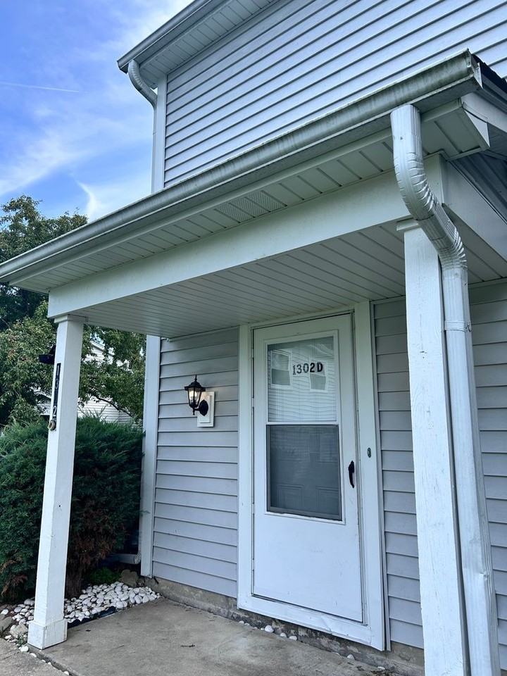 1302 S Glen Cir #D - Photo 2 of 15