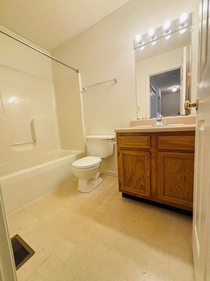 514 Craig St - Photo 5 of 18