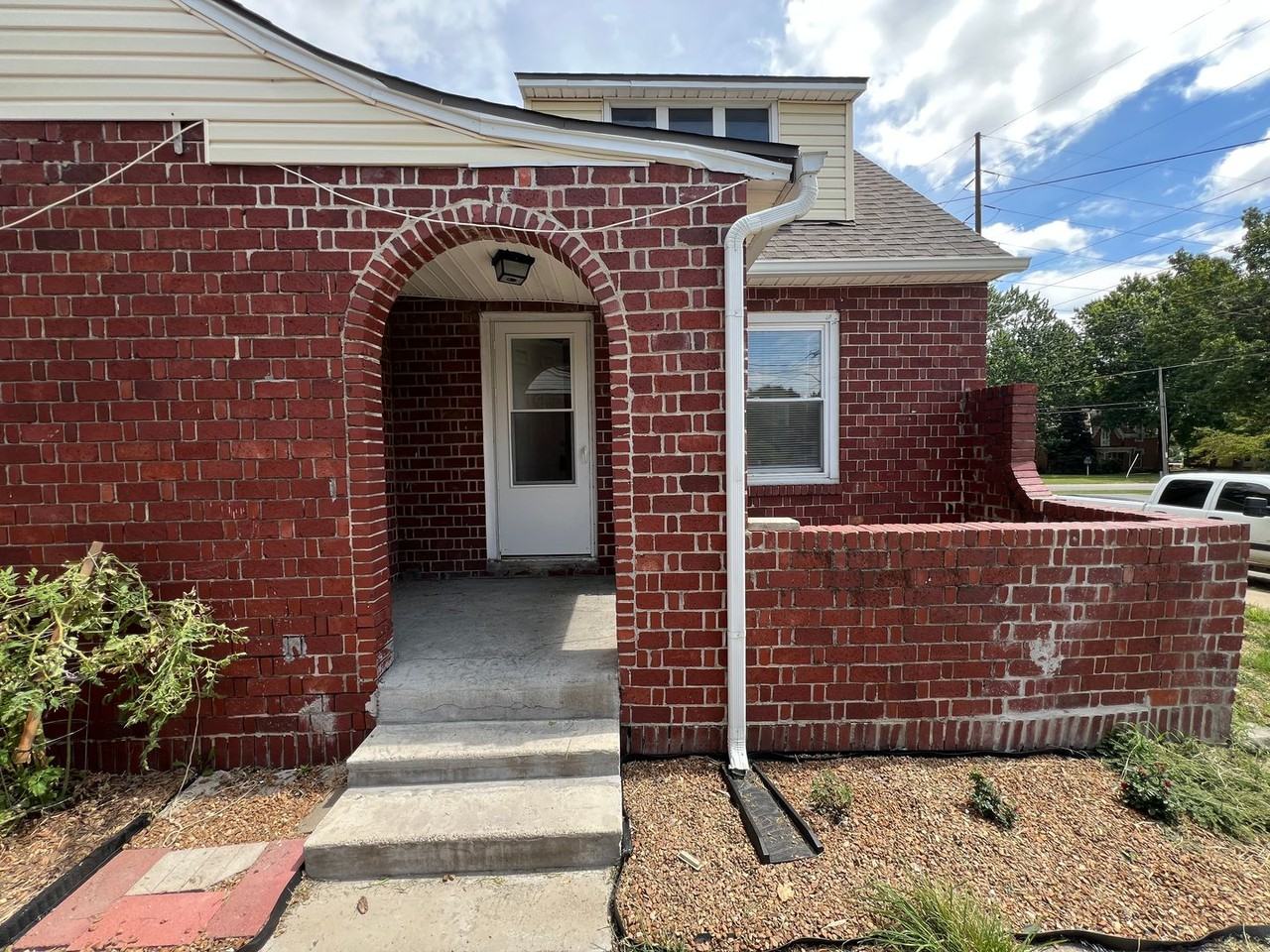 512 West Walnut Street - Photo 2 of 12