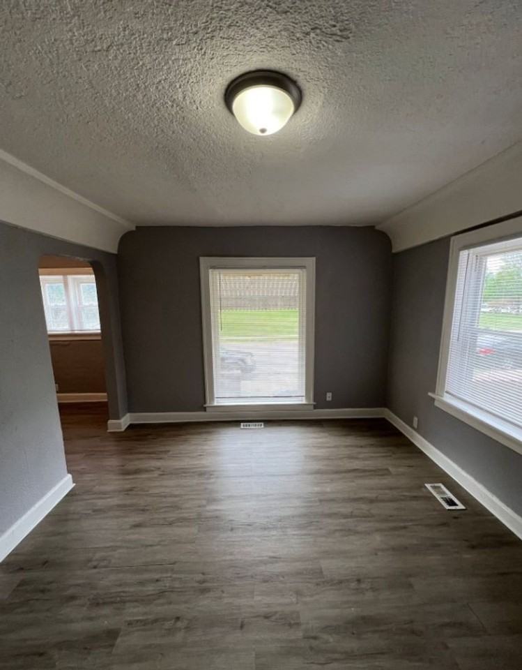 512 W Walnut St - Photo 4 of 12