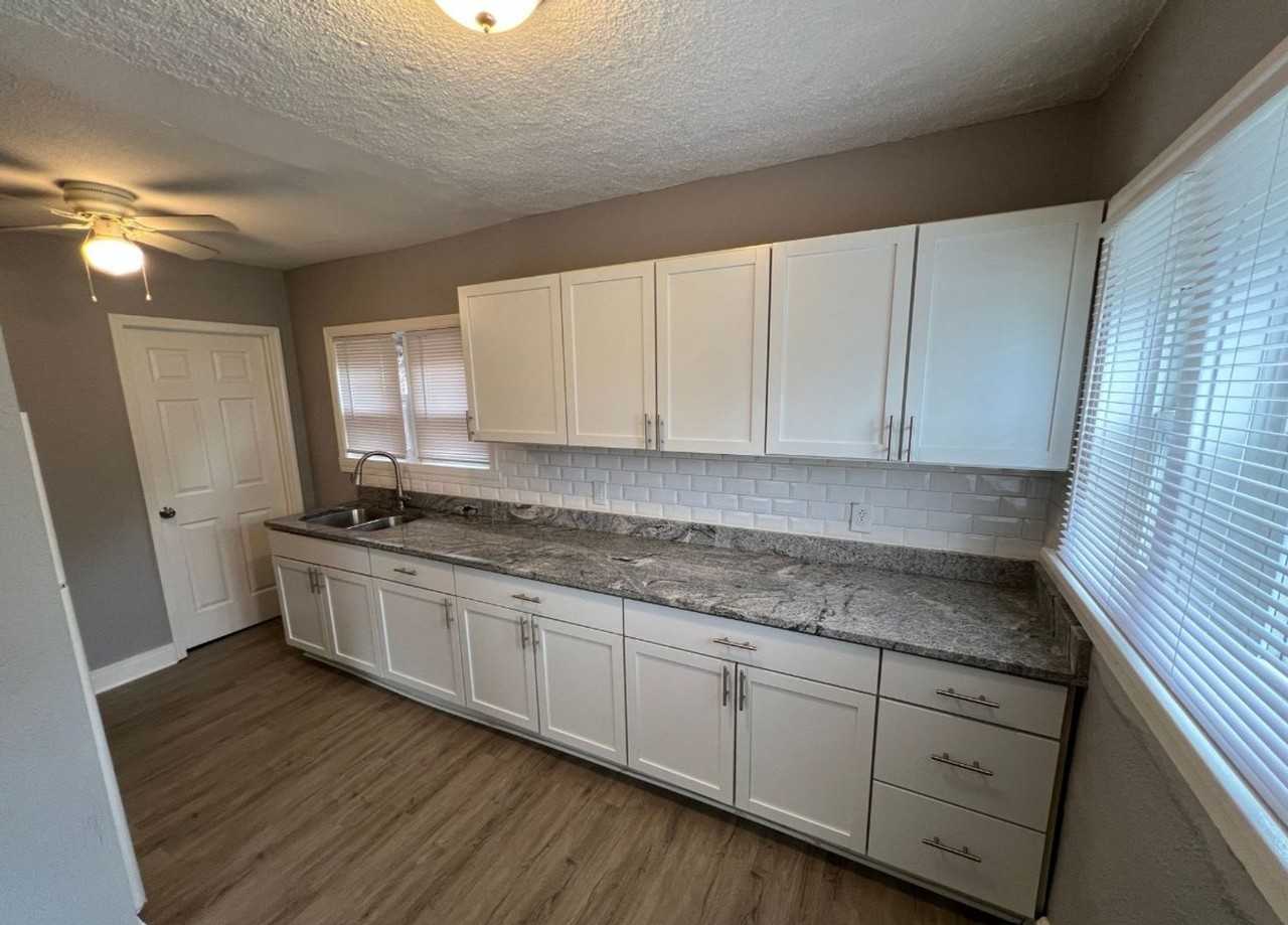512 W Walnut St - Photo 6 of 12
