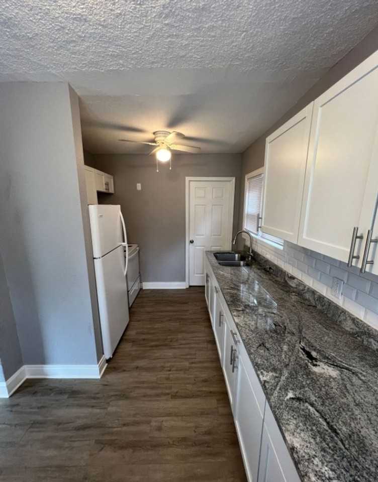 512 W Walnut St - Photo 7 of 12