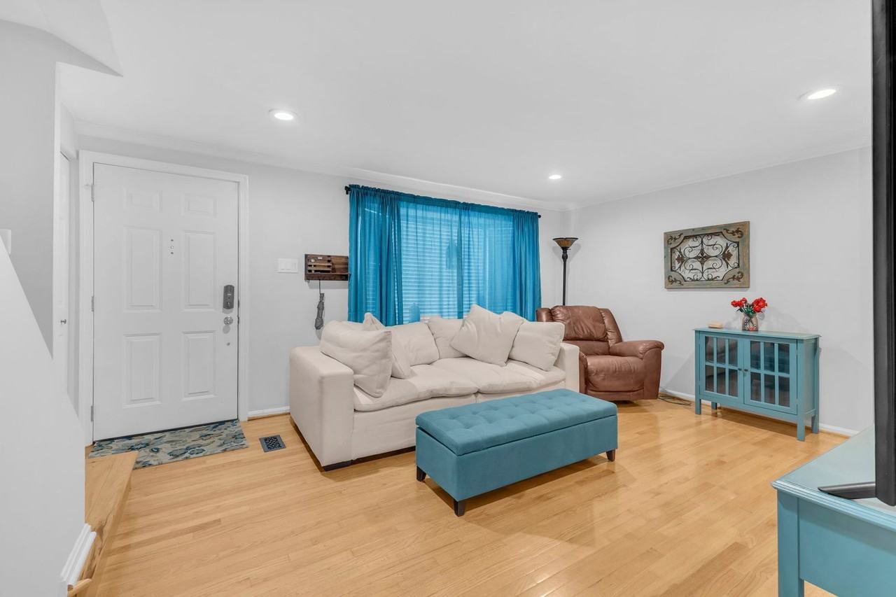 7113 Latour Ct - Photo 4 of 33