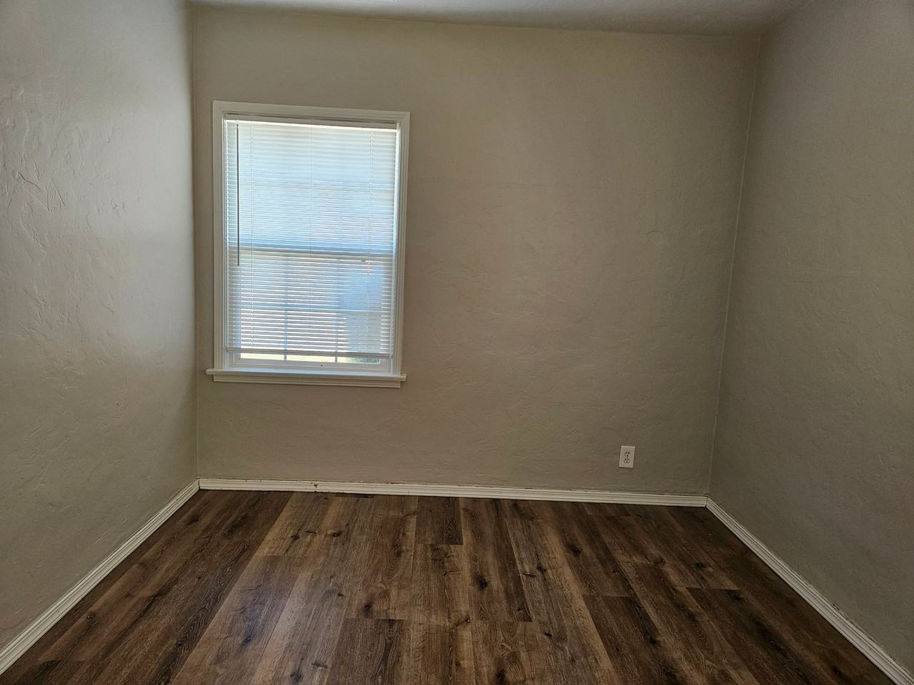 1112 Griffith Ave - Photo 3 of 4