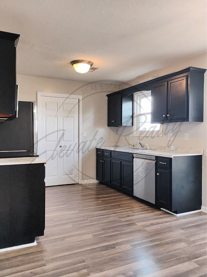 3756 Cindy Jo Dr N - Photo 4 of 39