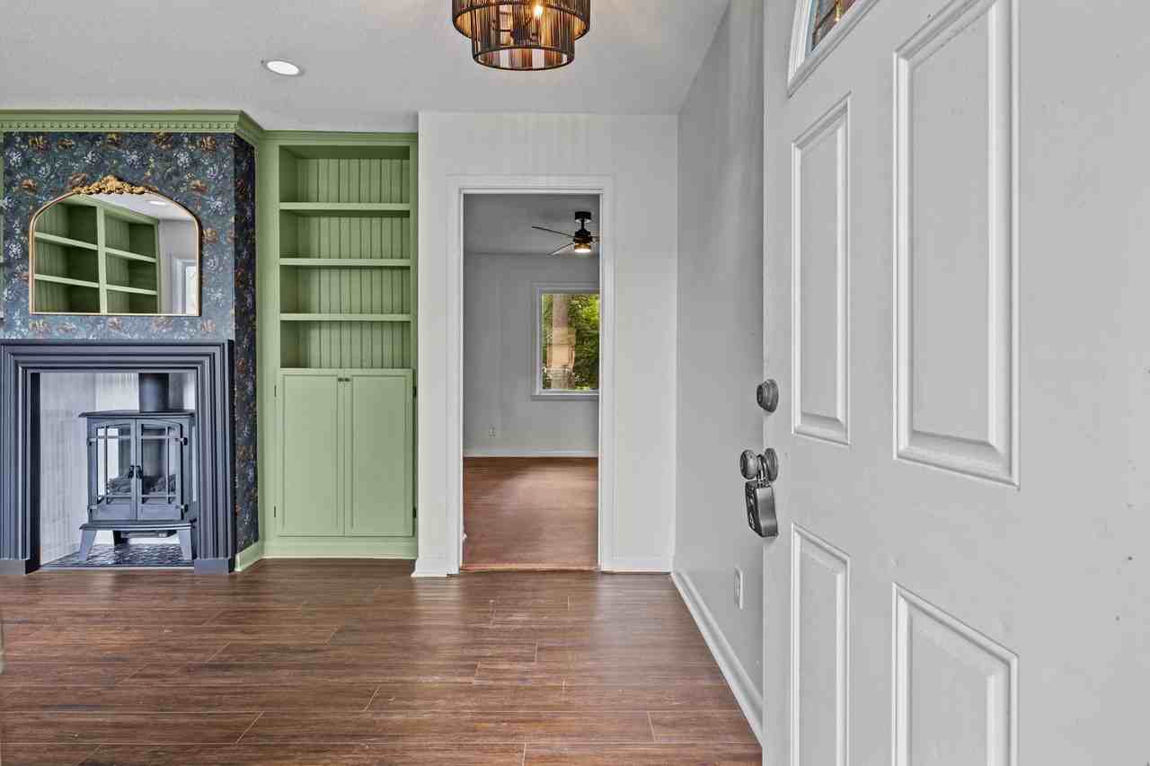 1033 Xavier Ct - Photo 2 of 32