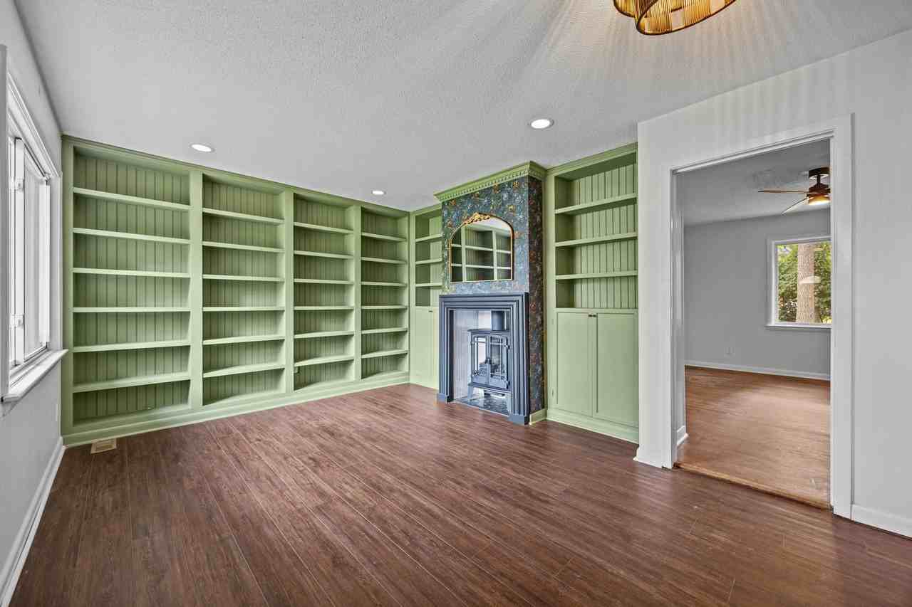 1033 Xavier Ct - Photo 3 of 32