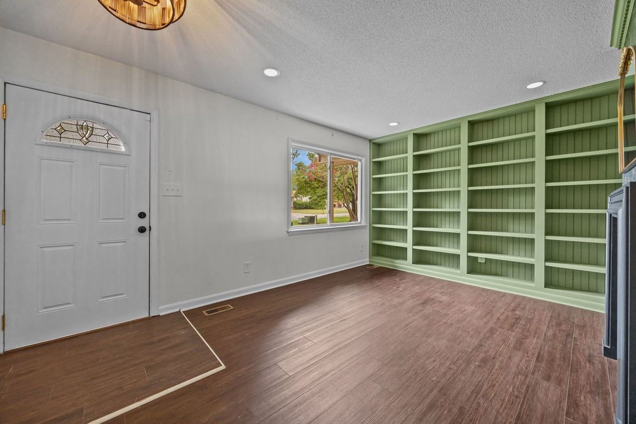 1033 Xavier Ct - Photo 4 of 32