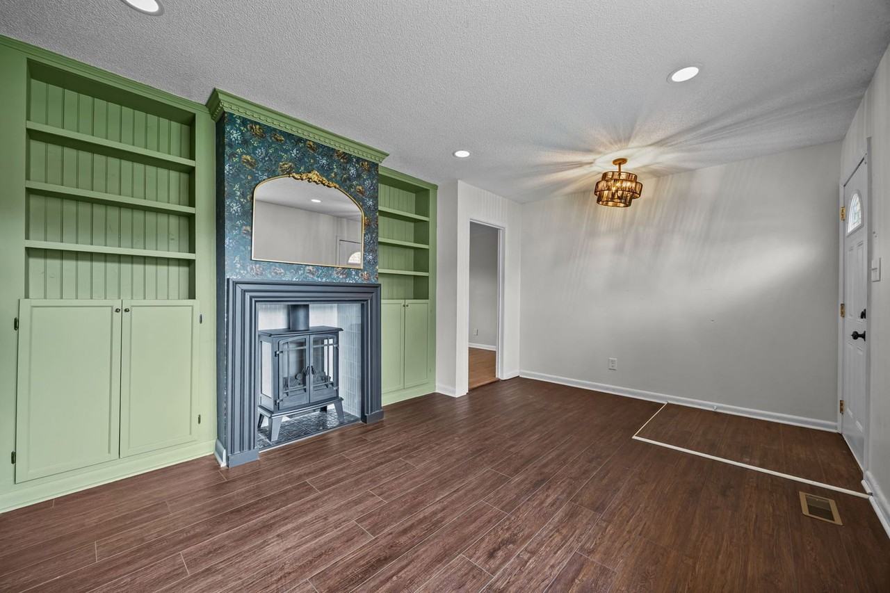 1033 Xavier Ct - Photo 5 of 32