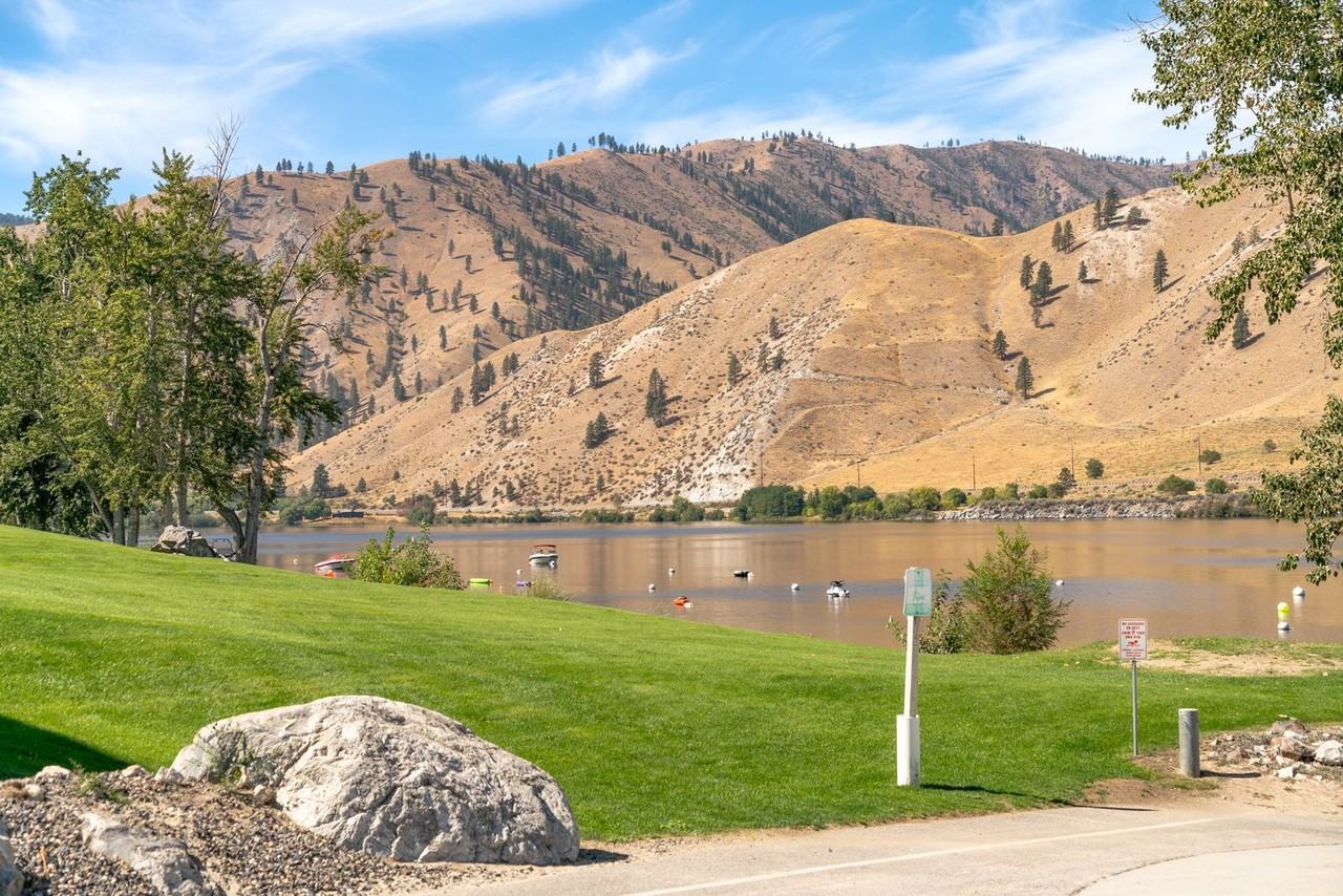 432 Lakeview Dr - Photo 4 of 39