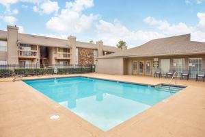 featured image of 1110 E 60th St