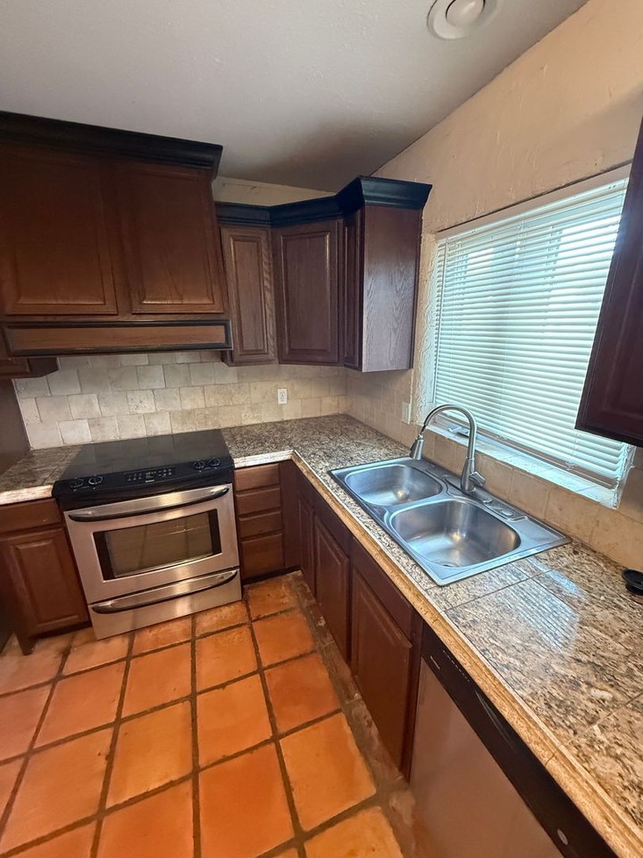 3215 29th St - Photo 4 of 28